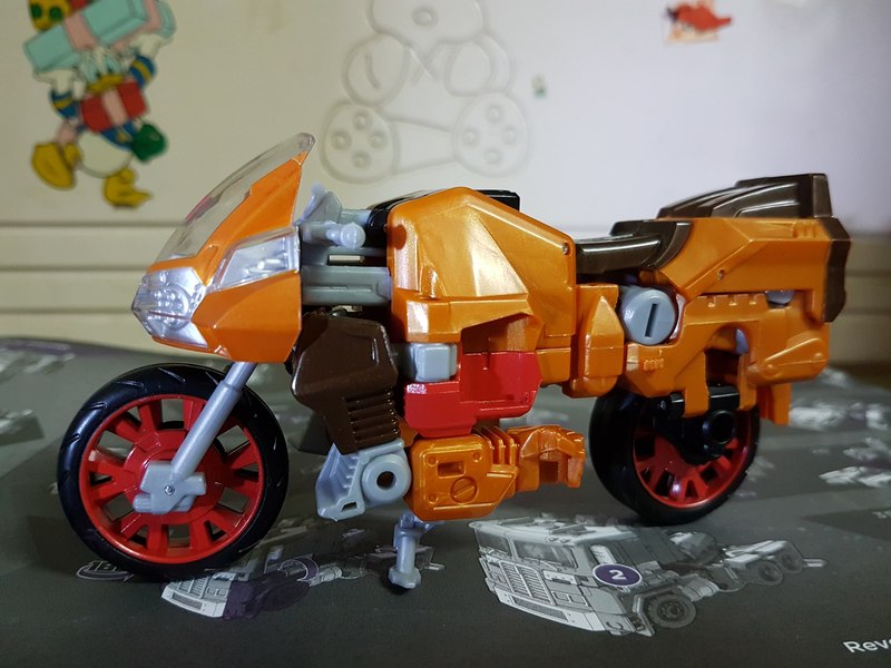 Power Of The Primes Wreck Gar Walgreens Exclusive In Hand Photos 11 (11 of 16)